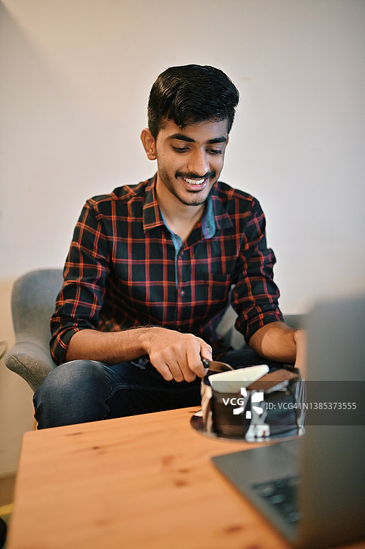 通过笔记本电脑视频通话庆祝生日的年轻男子图片素材