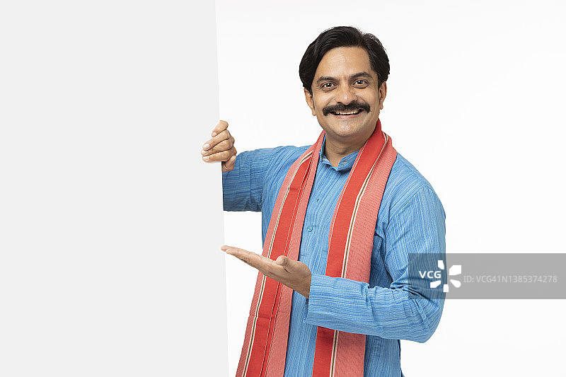 男人手持白色广告板的库存照片图片素材