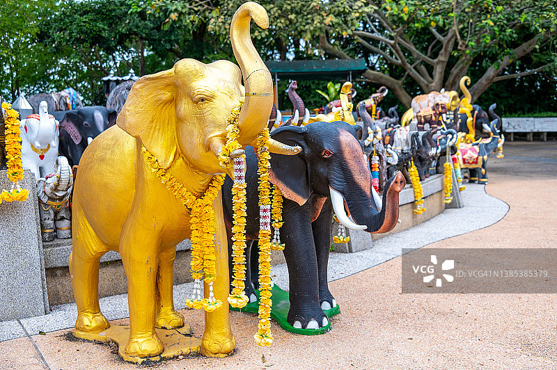 泰国普吉岛 Promthep 镇广场的大象雕像图片素材