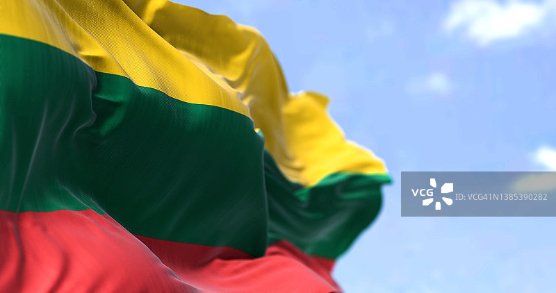 在晴朗的天气里，迎风飘扬的立陶宛国旗的细节图片素材