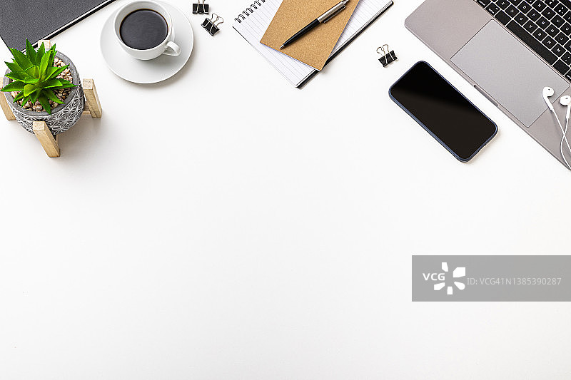 白色背景上的办公桌和复制空间图片素材