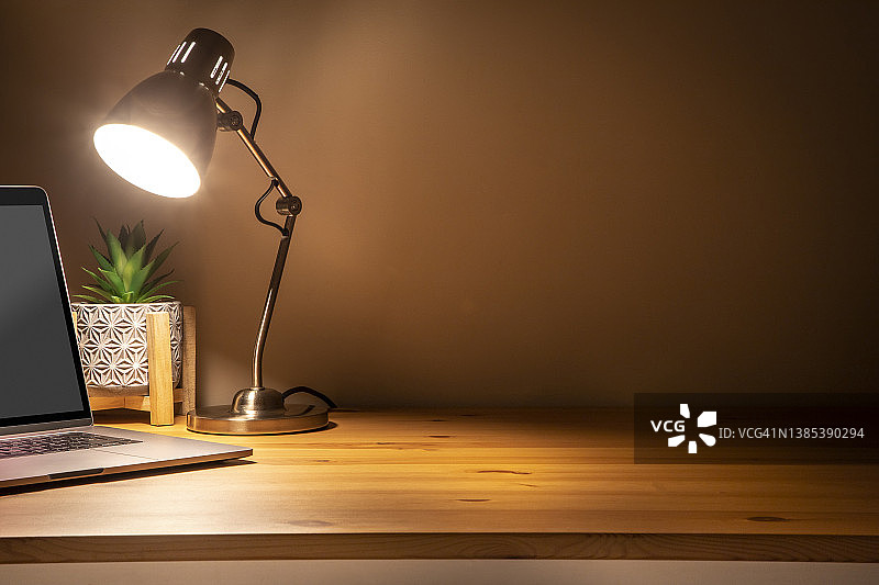 夜晚带复制空间的木制家用书桌图片素材