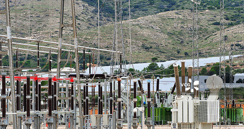 太阳能电池板旁的变压器图片素材