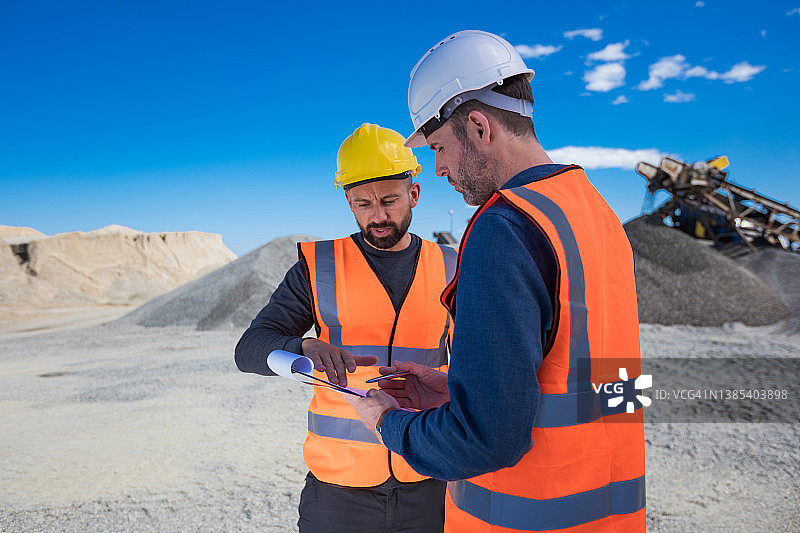 露天矿矿工和工程师图片素材