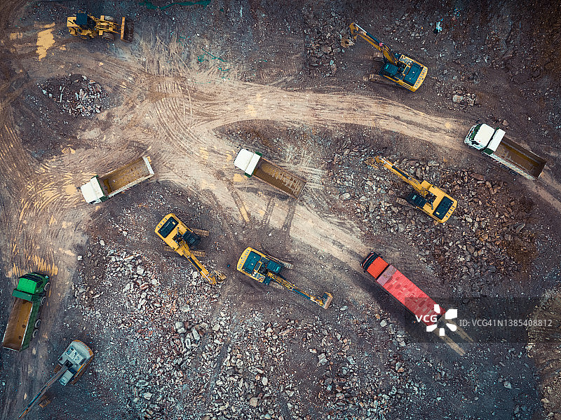运行中的挖掘机和卡车航拍图片素材