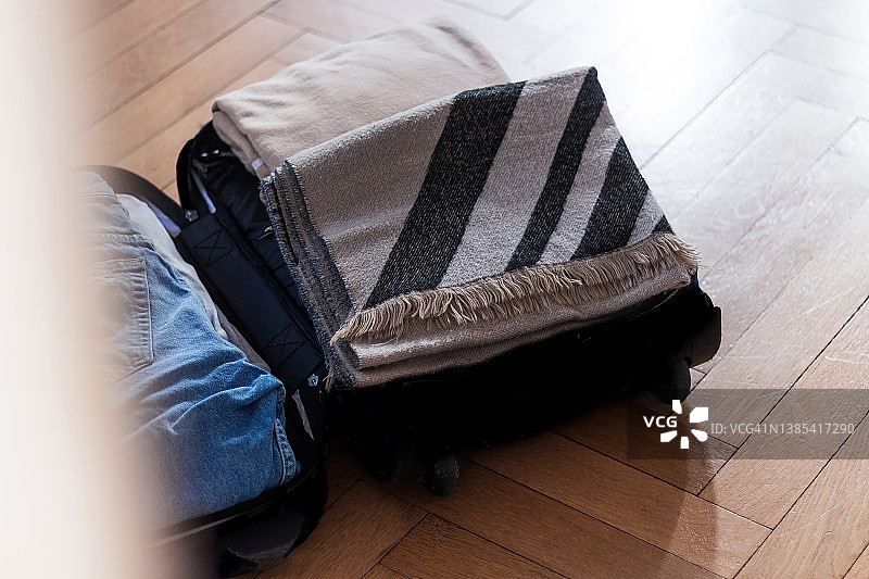 地板上打开的行李箱图片素材
