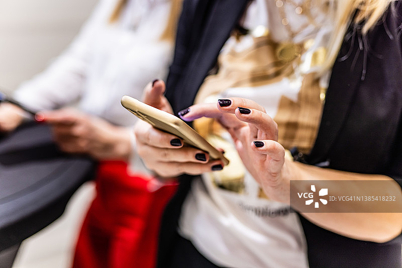 女人用的智能手机图片素材