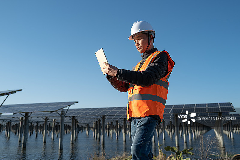 男工程师在水中使用平板电脑图片素材