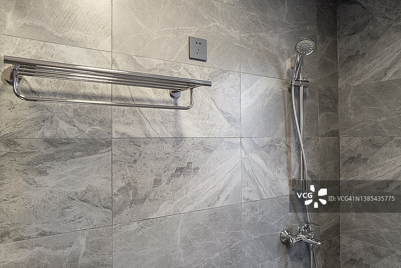 浴室毛巾架和淋浴图片素材