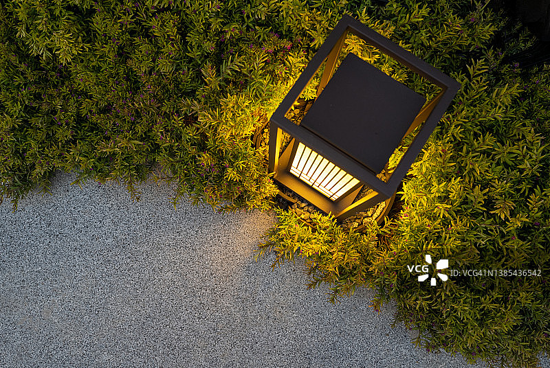 俯视黄昏时草地上的路灯图片素材