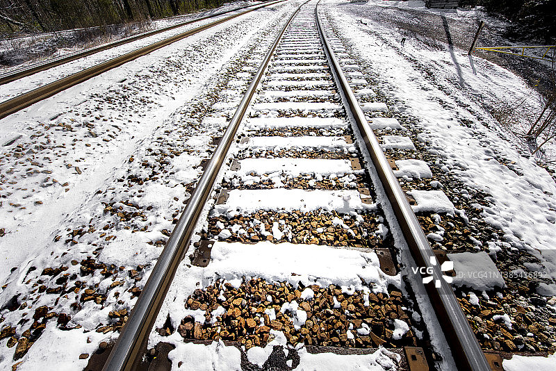 冬季景观中的火车轨道图片素材