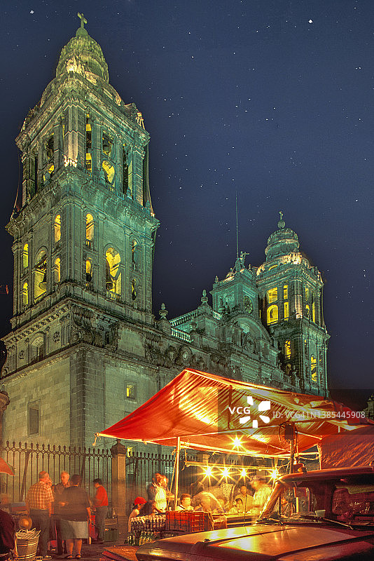 墨西哥城大教堂下的夜市图片素材