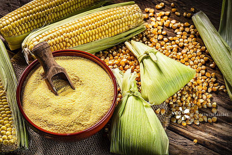 玉米片、干玉米和玉米糕碗图片素材