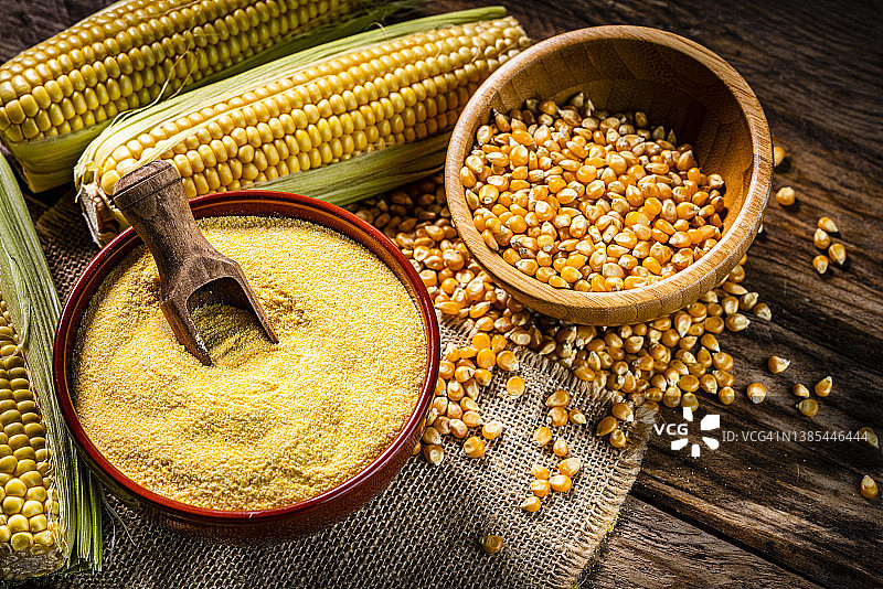玉米粥、干玉米和玉米芯静物图片素材