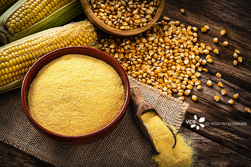 乡村餐桌上的生玉米粉、干玉米和玉米棒图片素材