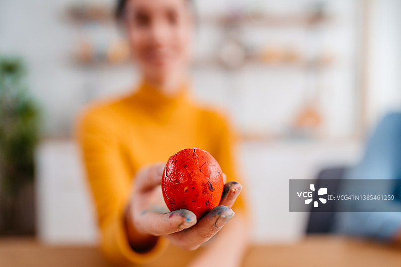 年轻女人拿着一个复活节彩蛋图片素材