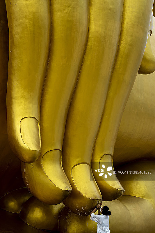 泰国安通府芒寺的大金佛图片素材