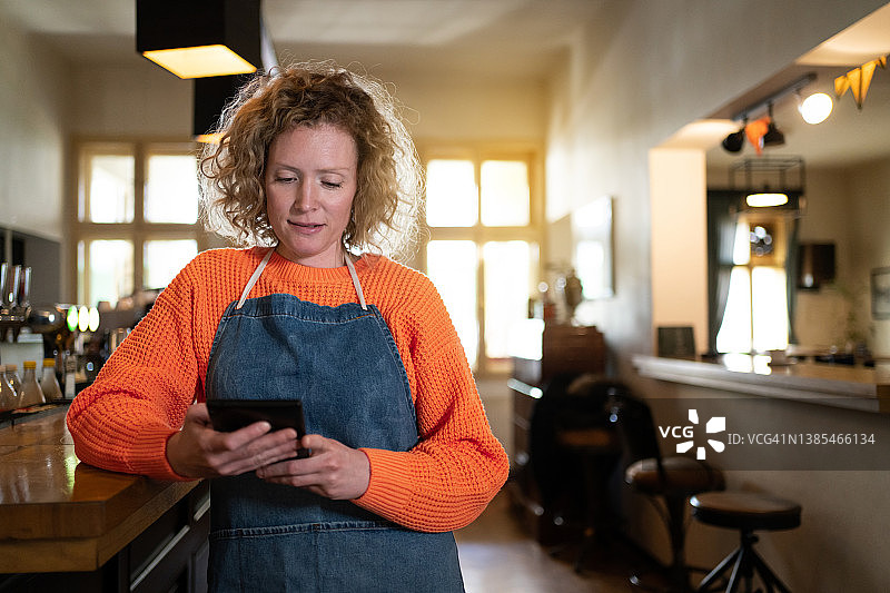 使用电子订单菜单的白人小企业主图片素材
