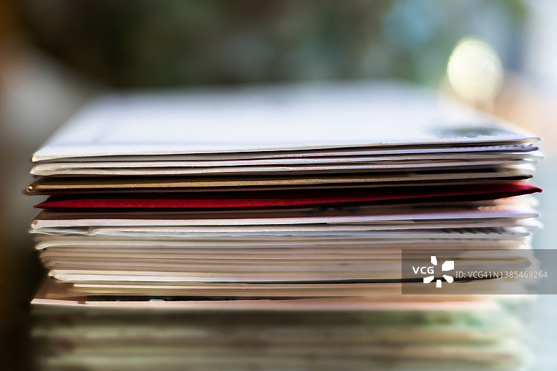 玻璃桌上堆叠的邮件图片素材