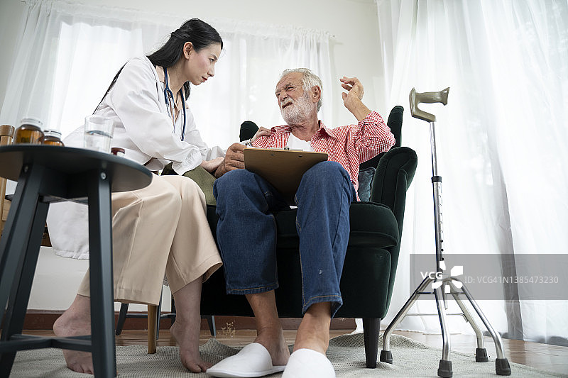 医生在家照顾年老患者图片素材