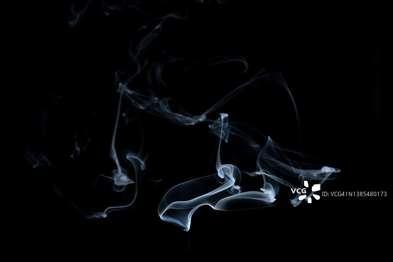 黑色背景上的白色水汽模糊效果，具有复制空间的蒸汽抽象图图片素材
