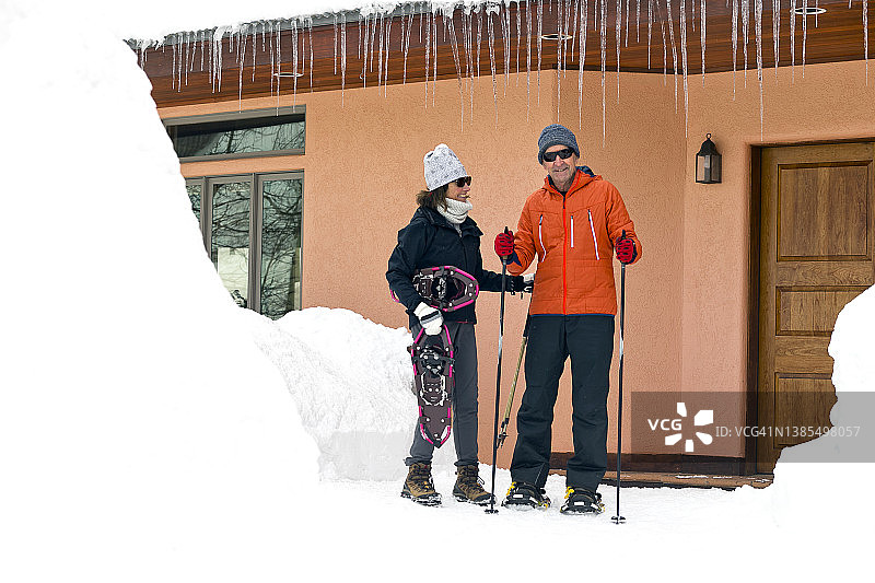 老年人参与的户外冬季运动：雪鞋健走图片素材