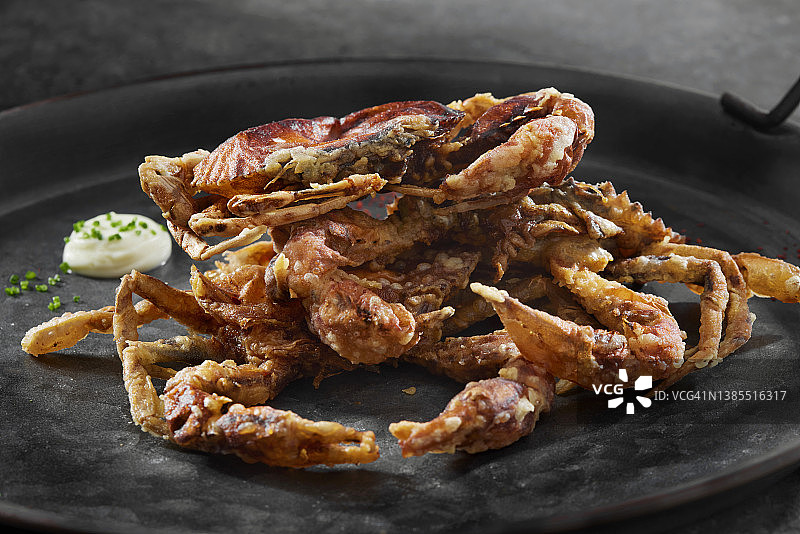 香脆软壳蟹配蒜香蛋黄酱图片素材