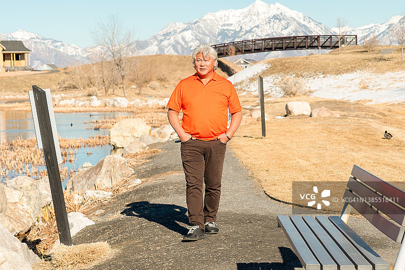 对周围景色感到满意的韩国老人图片素材