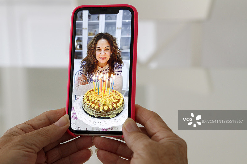 妇女通过电话会议与母亲庆祝生日图片素材