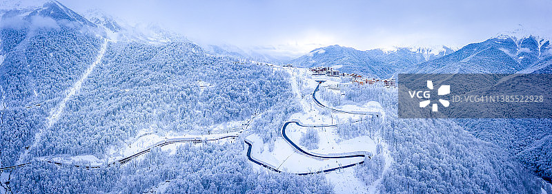 通往群山，森林背景的冬季风光图片素材