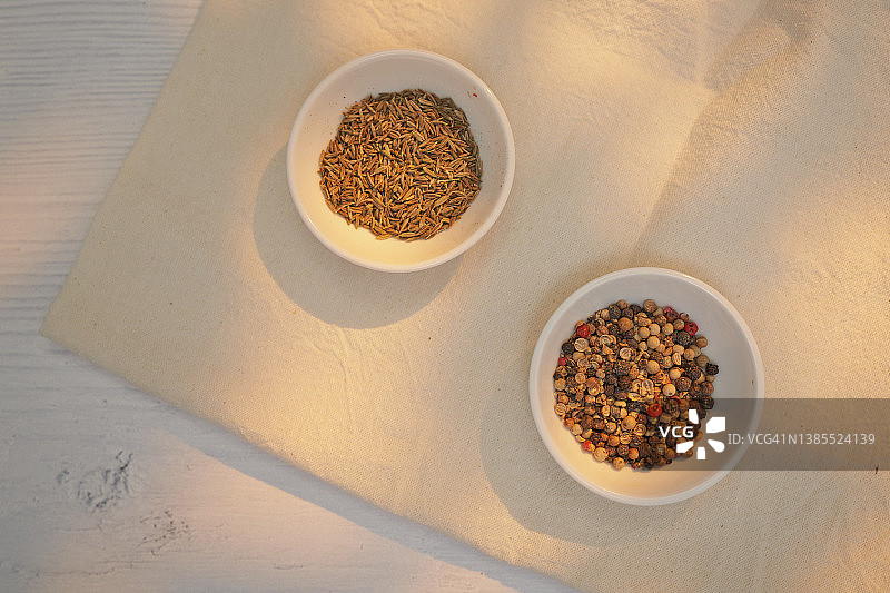 小茴香籽和胡椒粒图片素材