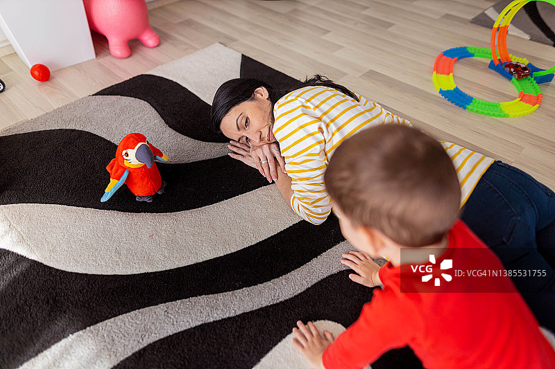 与男婴共度的激动时刻图片素材