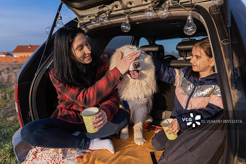全家在日落时分乘坐面包车野餐图片素材