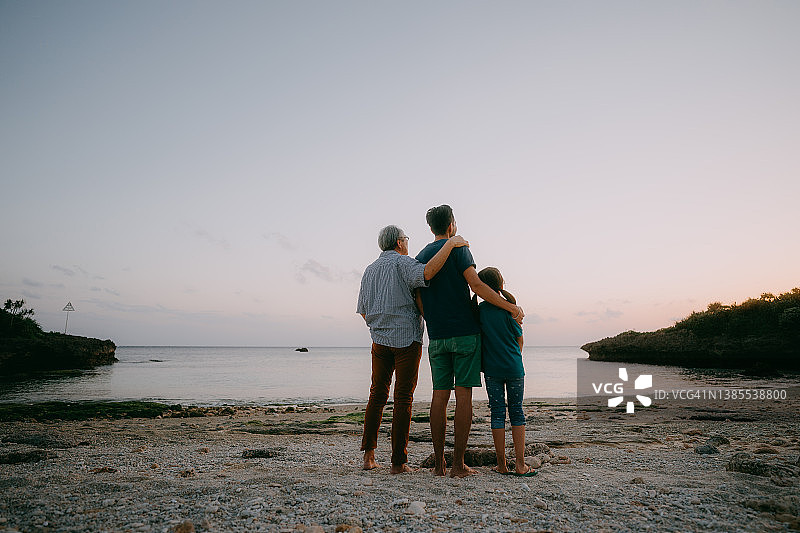 在黄昏时分海滩上的家庭图片素材