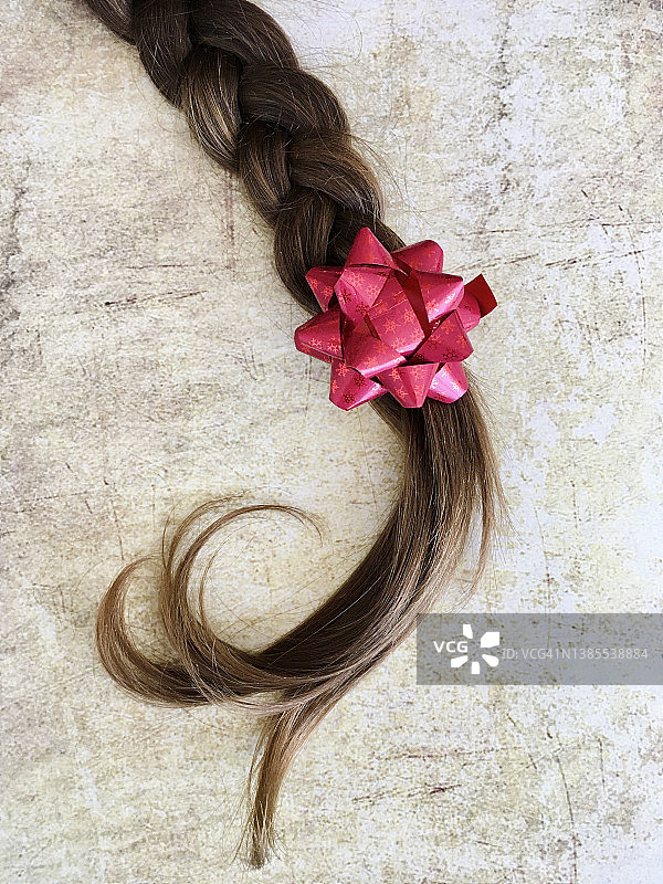 红色丝带编发特写图片素材