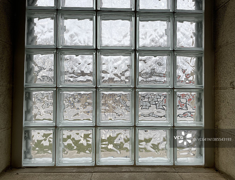 透过玻璃砖窗户看图片素材