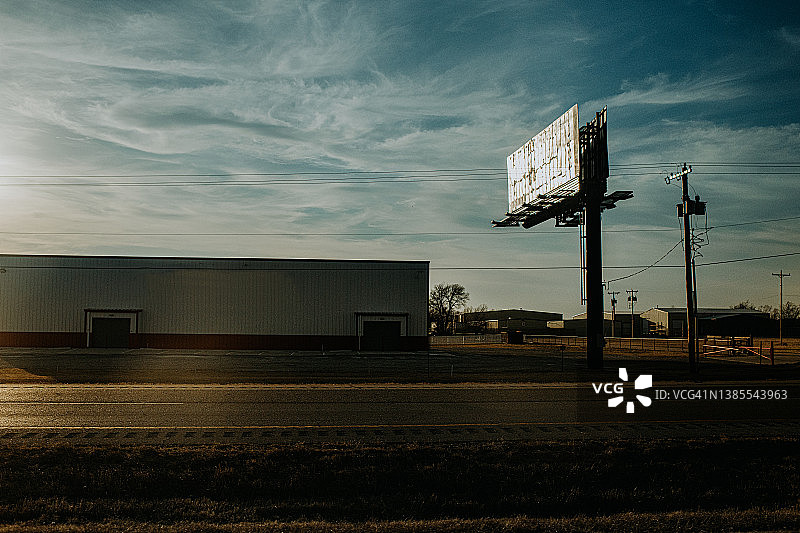 日落时分美国高速公路旁的建筑和广告牌图片素材