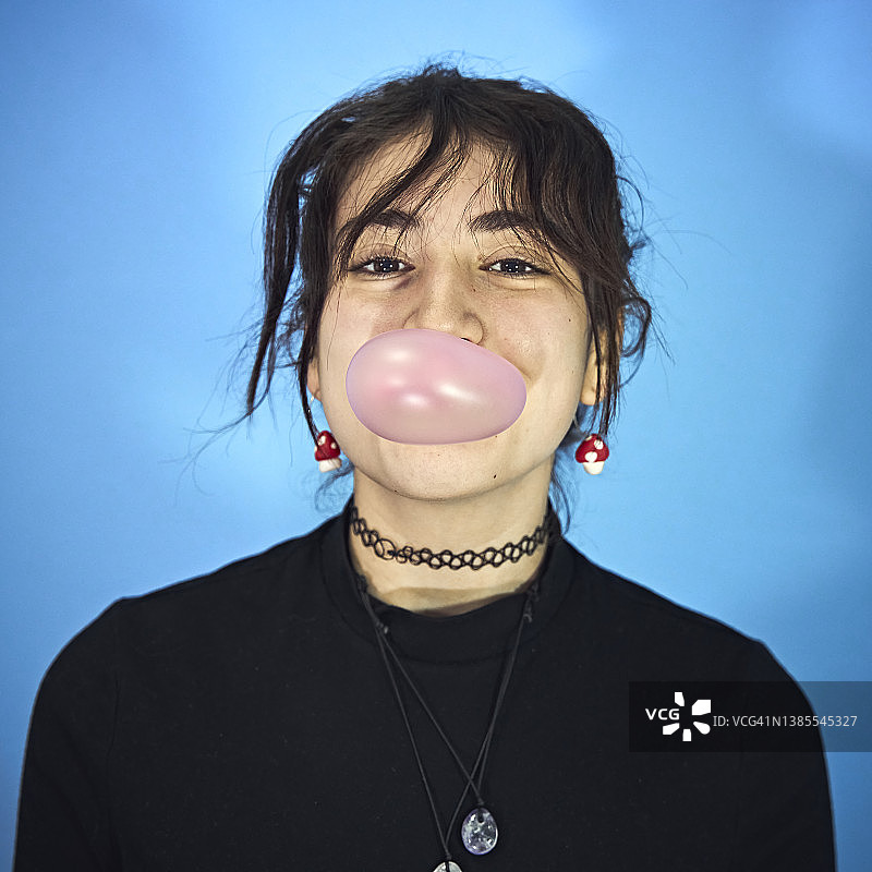 女孩吹泡泡糖图片素材