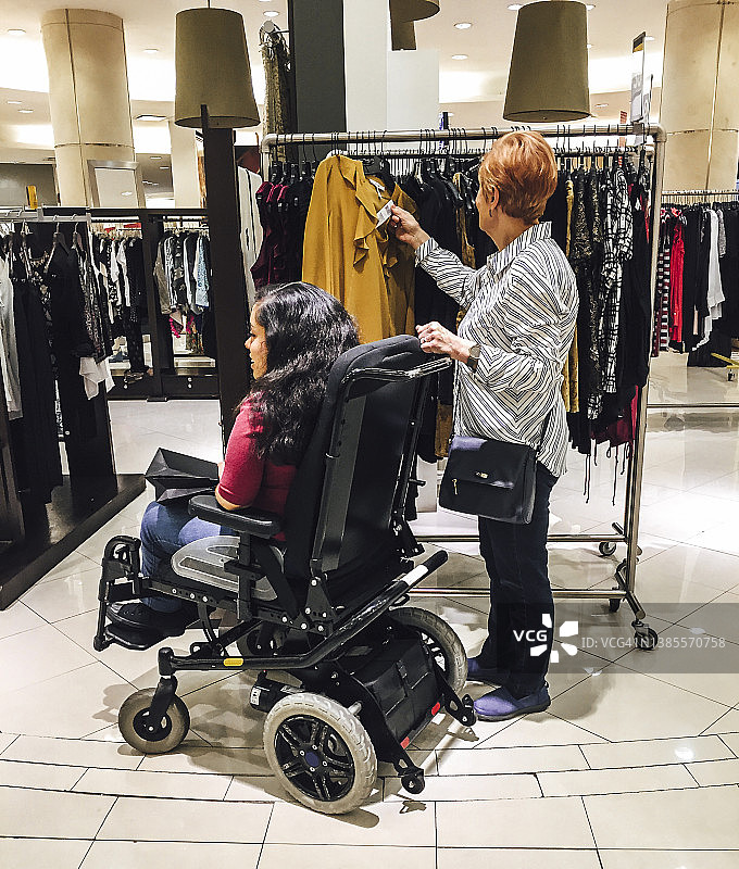 和奶奶一起购物图片素材