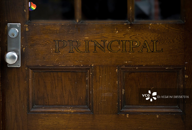 校长办公室：带“校长”标签的老式木门图片素材