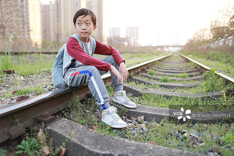 孩子们在跑道上玩耍图片素材