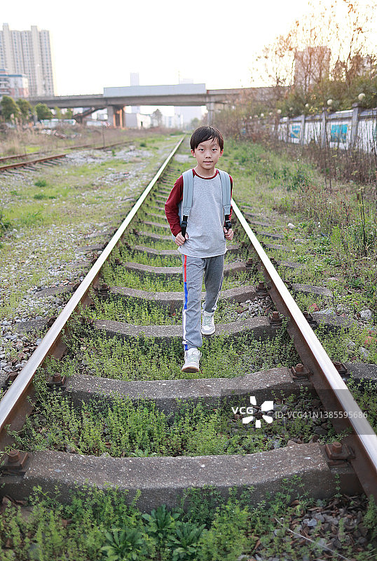 孩子们在跑道上玩耍图片素材