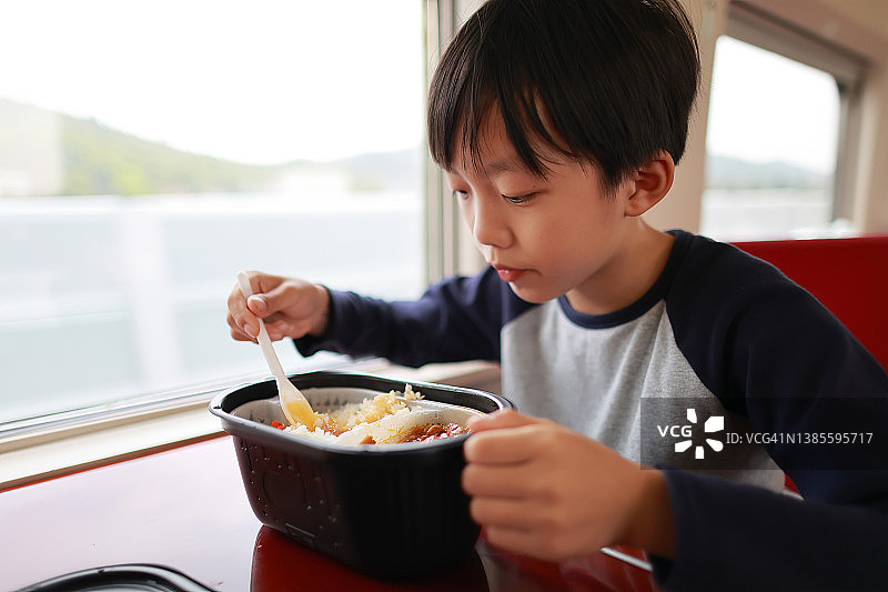 孩子们在火车上吃东西图片素材