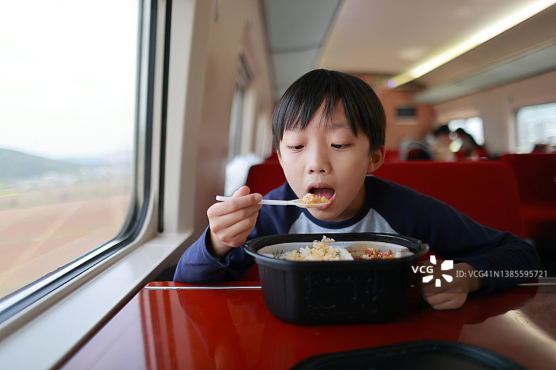 孩子们在火车上吃东西图片素材