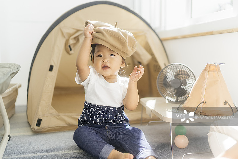 在家中游戏室放松玩耍的亚洲女宝宝图片素材