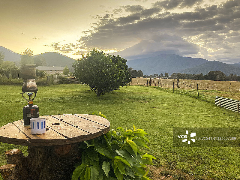用电缆卷筒和樱桃树桩制成的室外桌子图片素材