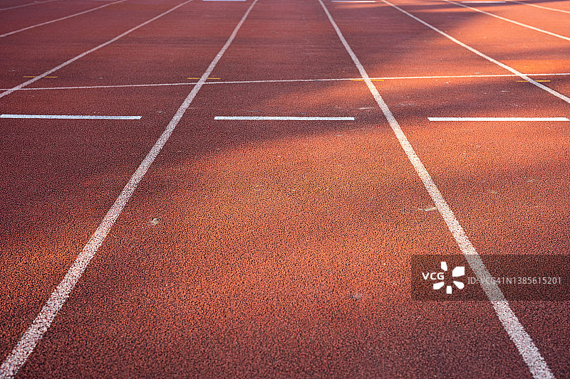 运动场上的跑道起点图片素材