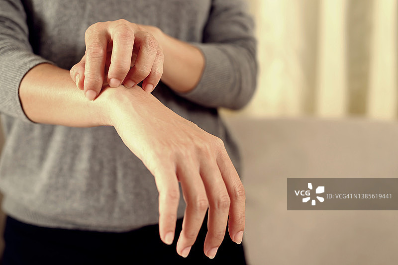 健康问题，女性手部瘙痒图片素材