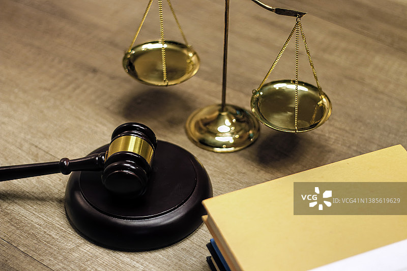 法官 gavel 与法律书籍和正义天平，正义、法律、法理概念图片素材