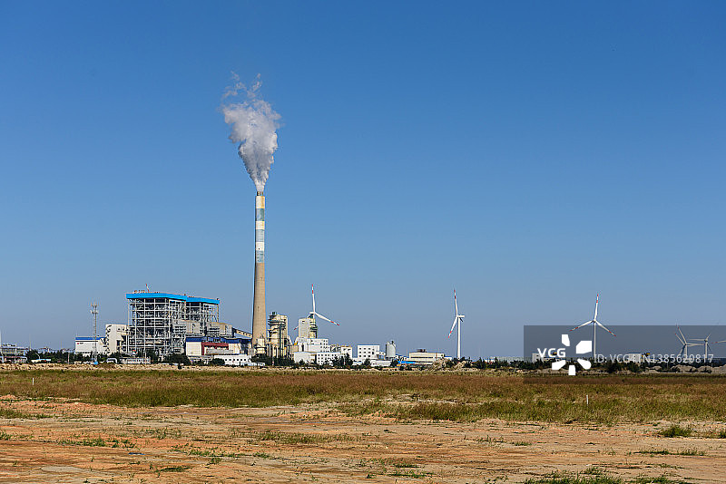 工业厂房和风力涡轮机图片素材